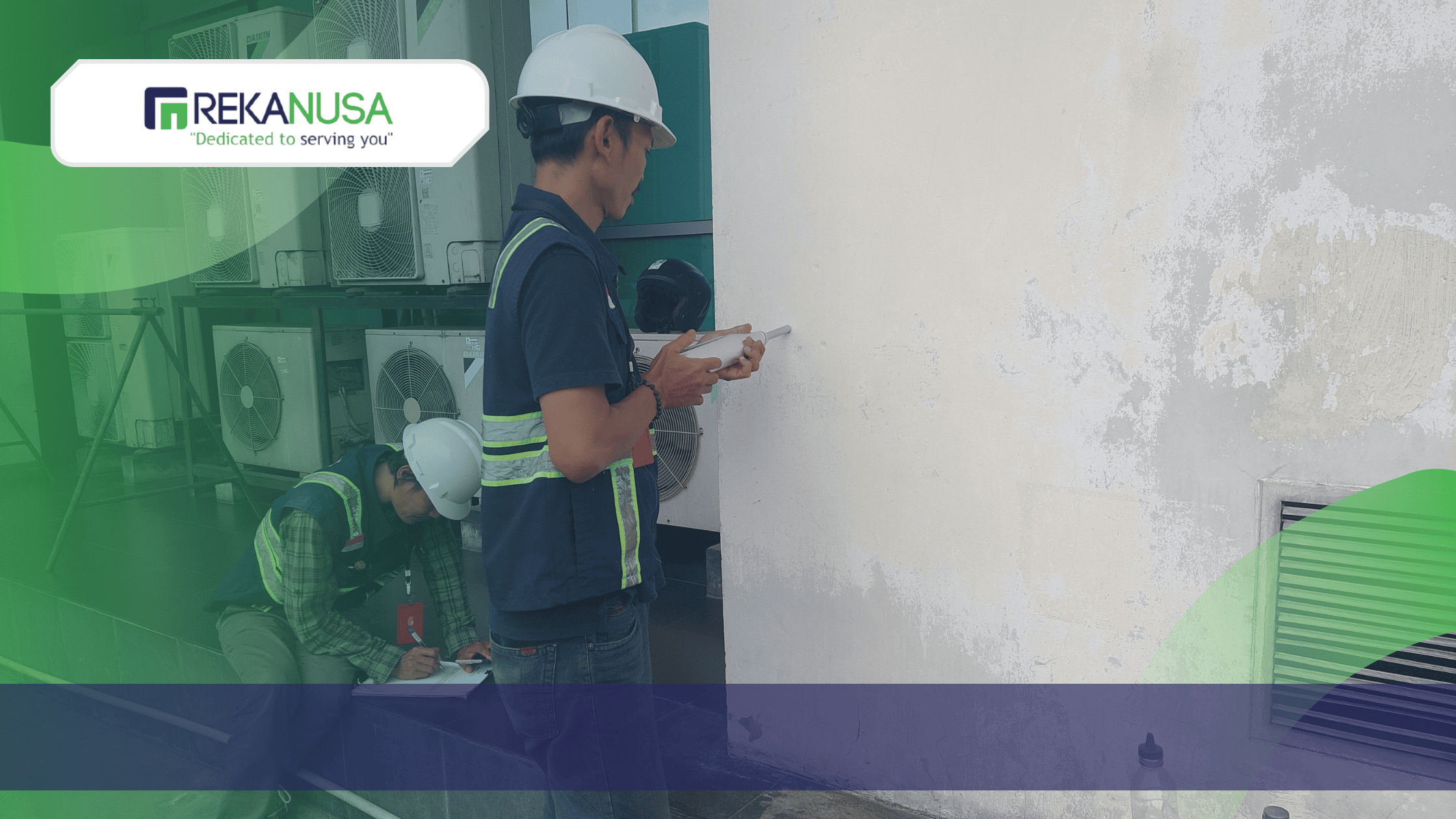 Tim Layanan Audit Bangunan melakukan pemeriksaan kondisi dinding dengan metode hammer test sebagai bagian dari inspeksi teknis