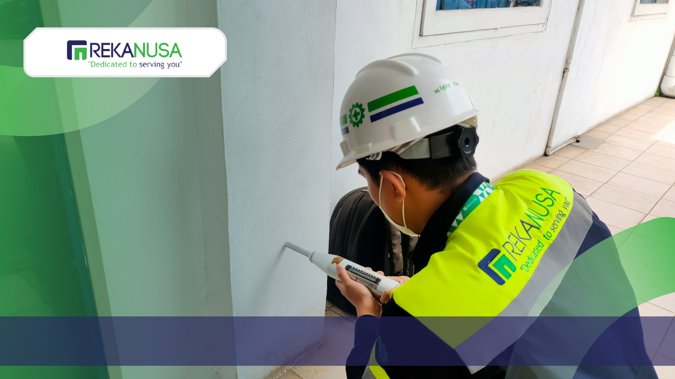 Tim Dari Rekanusa yang sedang mengecek kekokohan salah satu tembok salah satu rumah yang ada di kota bogor.   (12-12-2025)