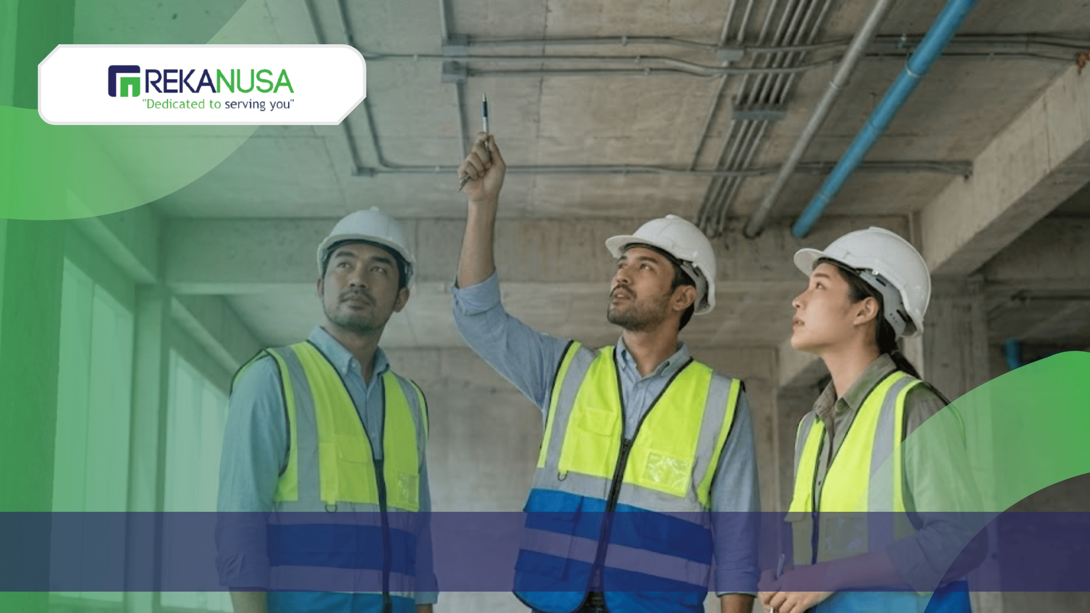 Tim engineer memeriksa sistem MEP pada area plafon gedung, mengevaluasi instalasi pipa dan jalur utilitas