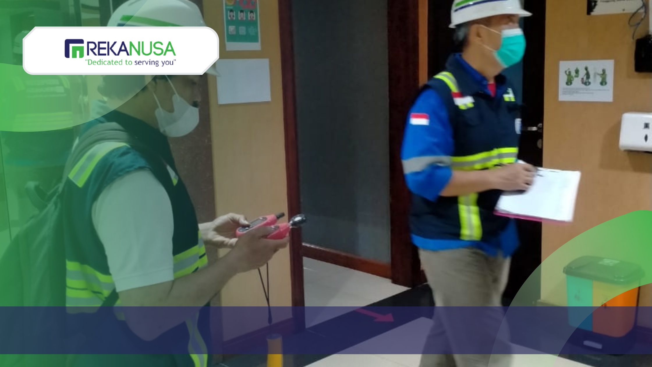 Tim PT. Kinarya Kompegriti Rekanusa melakukan audit energi lapangan dengan pengukuran langsung dan pencatatan data teknis gedung.