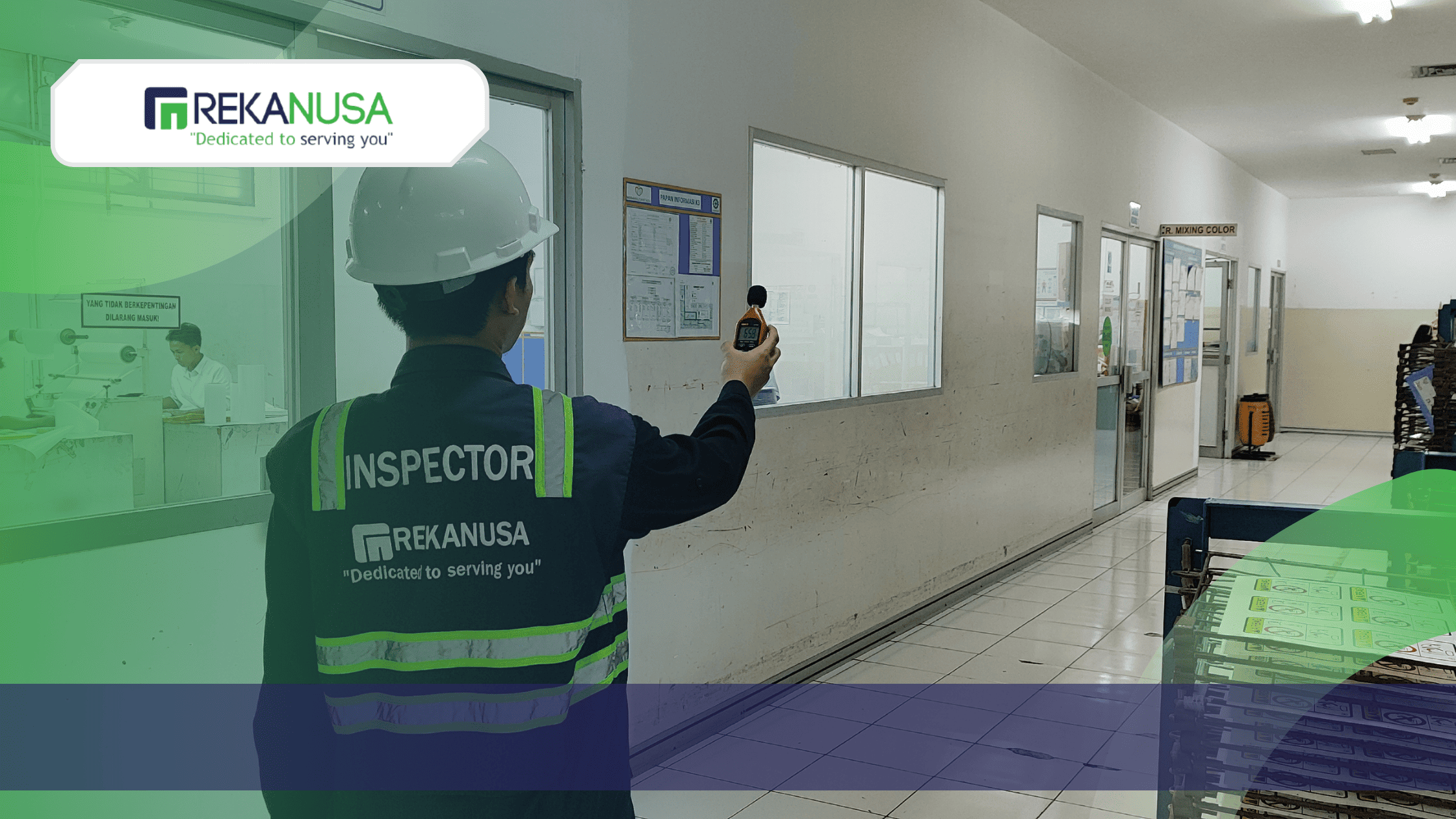 Petugas inspeksi Rekanusa sedang menggunakan alat ukur digital untuk memeriksa kondisi lingkungan di dalam area operasional pabrik.
