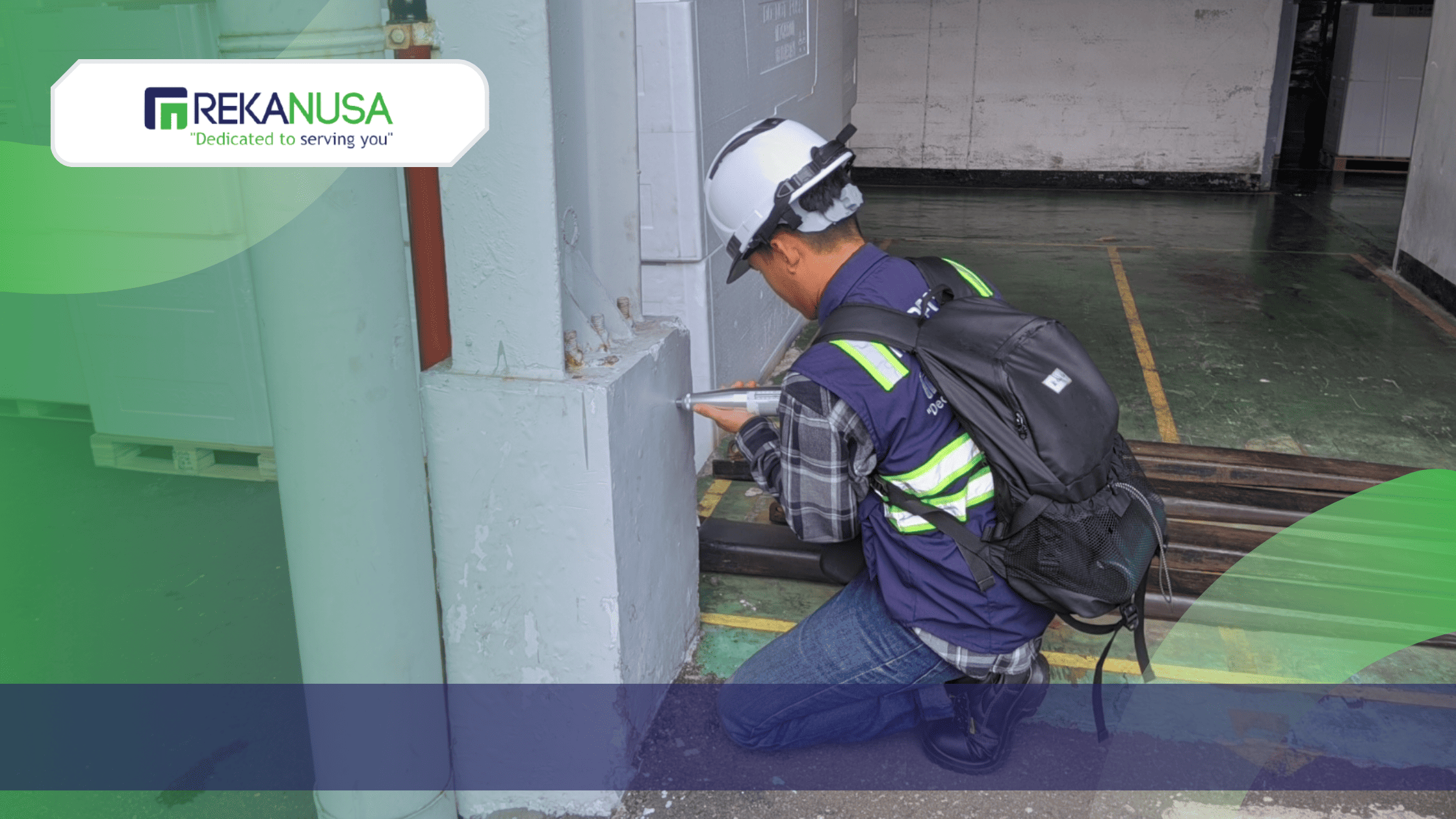 Tim teknis PT. Kinarya Kompegriti Rekanusa melakukan uji Hammer Test pada struktur kolom pabrik PT. LG Electronics Indonesia untuk audit SLF