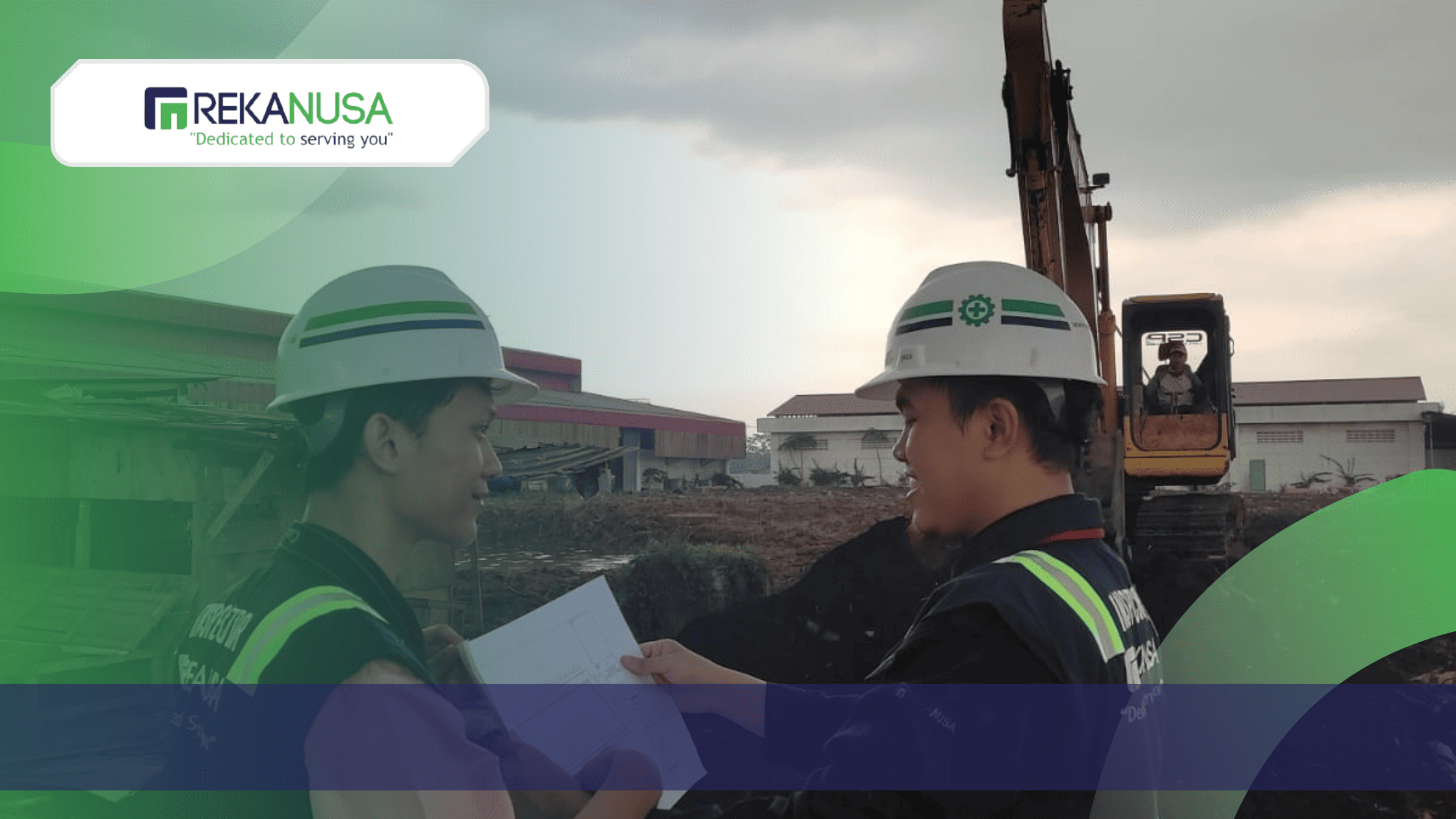 Dua pria mengenakan helm putih dan rompi keselamatan bertuliskan "REKANUSA" sedang berkoordinasi di lokasi proyek. Salah satunya memegang dokumen teknis. Di latar belakang terlihat sebuah ekskavator dan bangunan pabrik