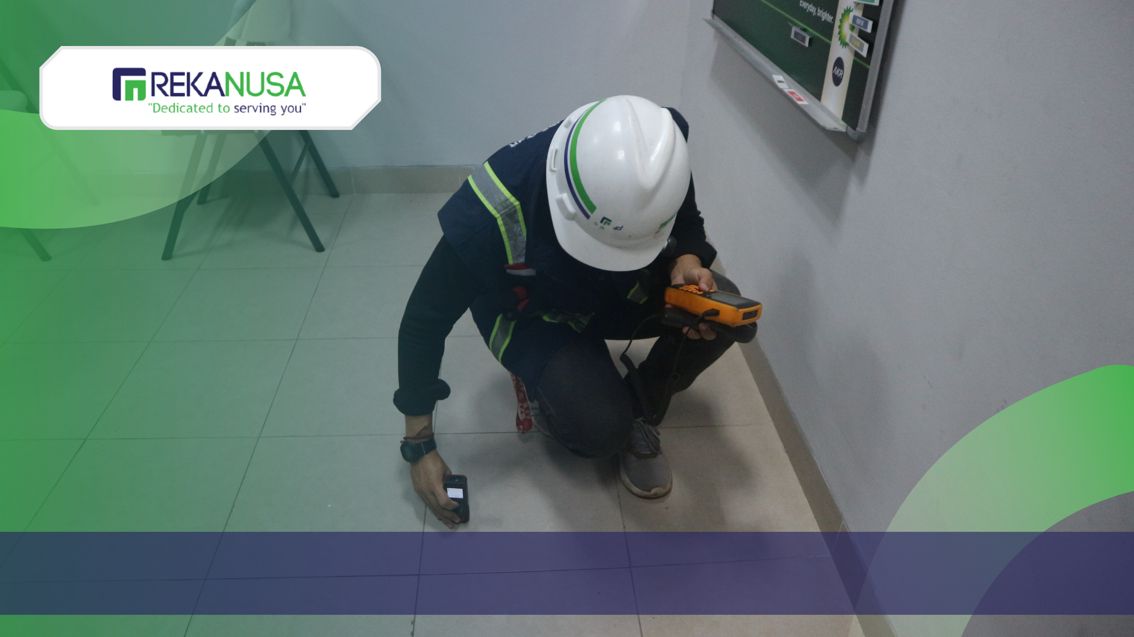 Tenaga Ahli dari Teknisi Rekanusa menguji lantai bangunan dengan alat ukur di dalam ruangan.
