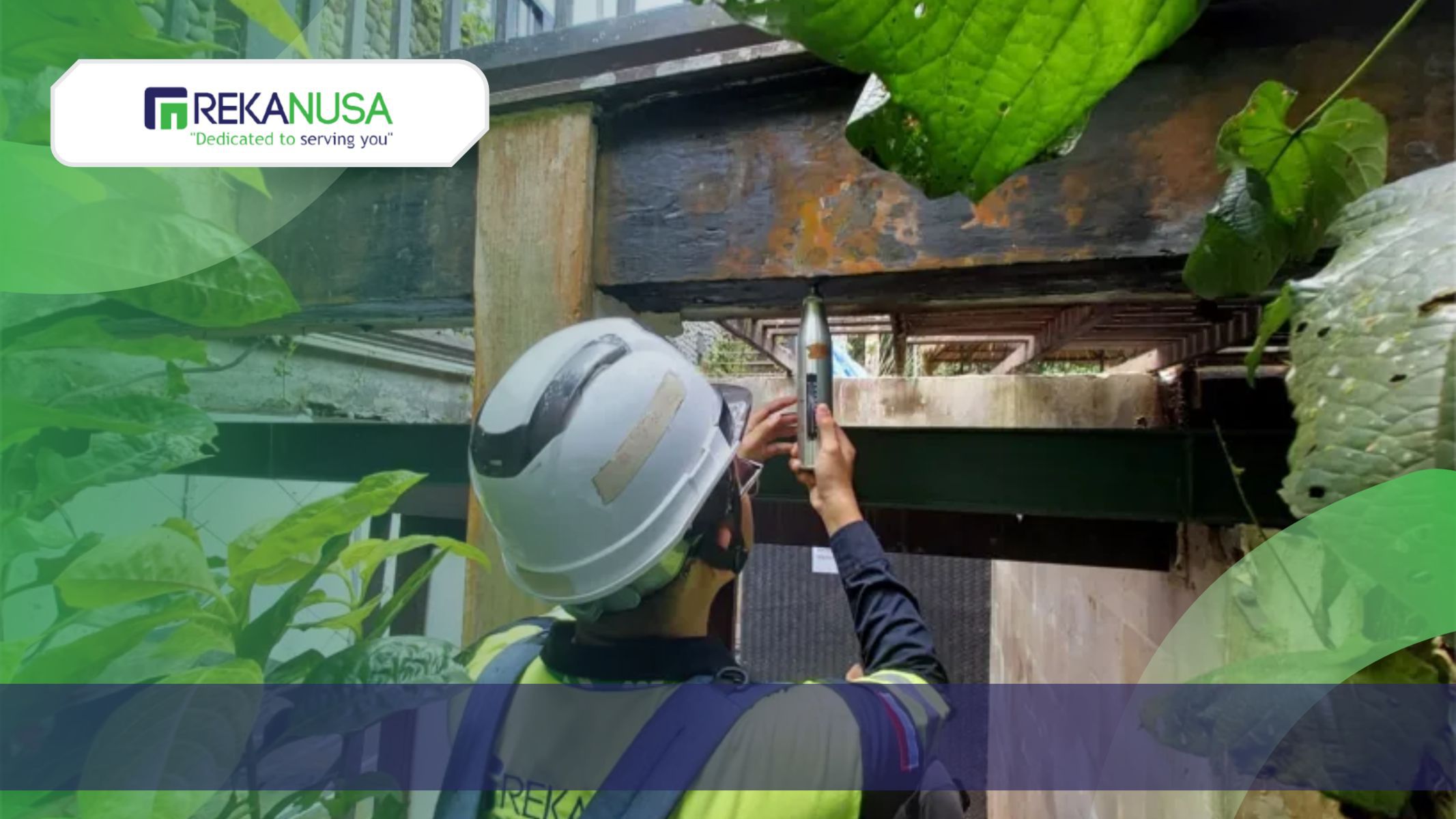 Tenaga ahli sedang melakukan Hammer Test untuk mengukur mutu beton aktual pada elemen balok bangunan existing.