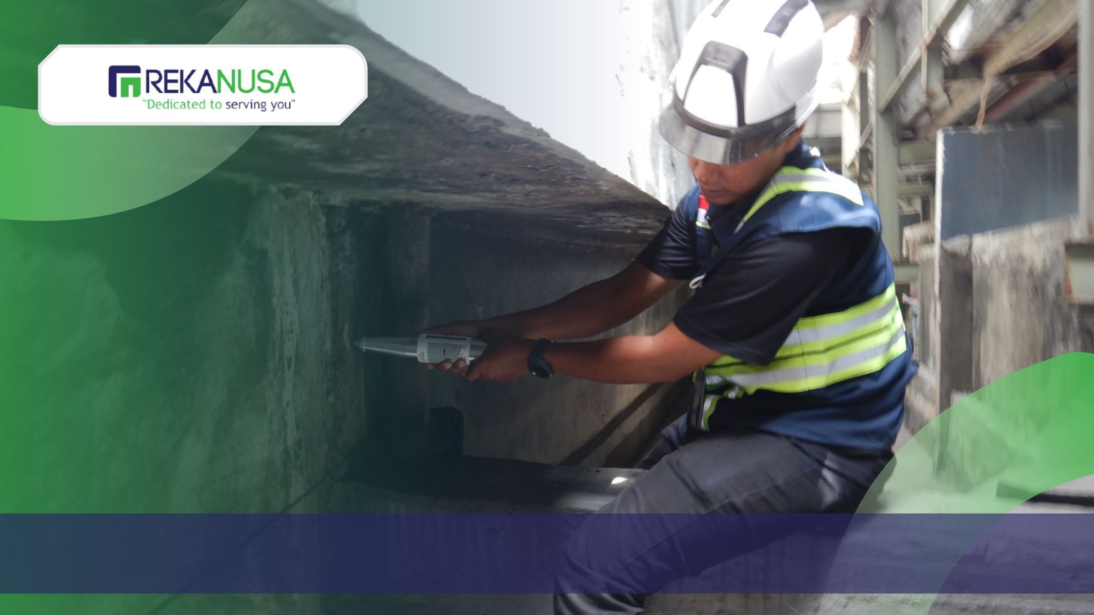 Tim Rekanusa sedang melakukan Hammer Test pada kolom lantai dasar Gedung