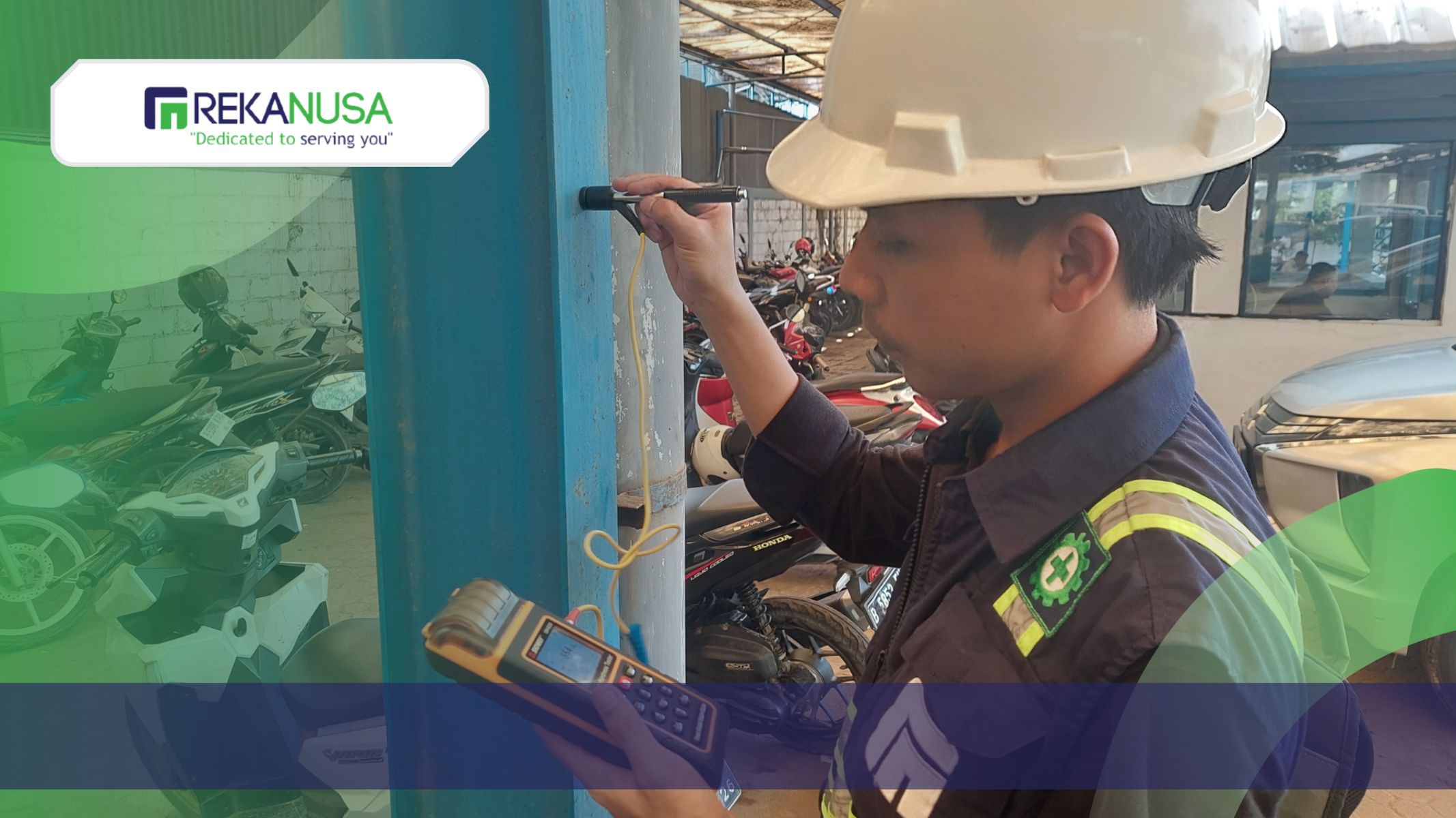 Tenaga ahli melakukan pengujian teknis pada kolom struktur baja menggunakan perangkat sensor digital untuk mendeteksi integritas material.