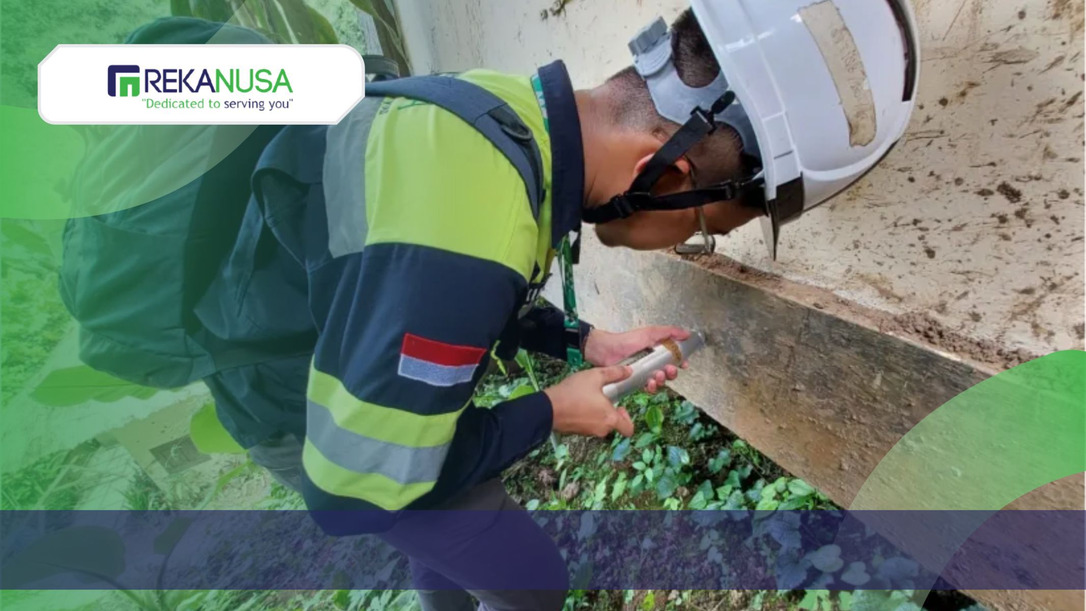 Tenaga ahli sedang melakukan Hammer Test untuk mengukur mutu beton aktual pada elemen balok bangunan existing.