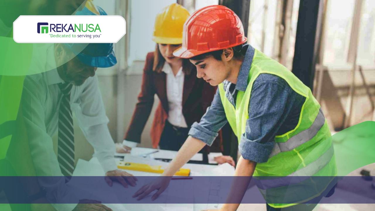 Tim konstruksi meninjau rencana proyek di lokasi kerja.