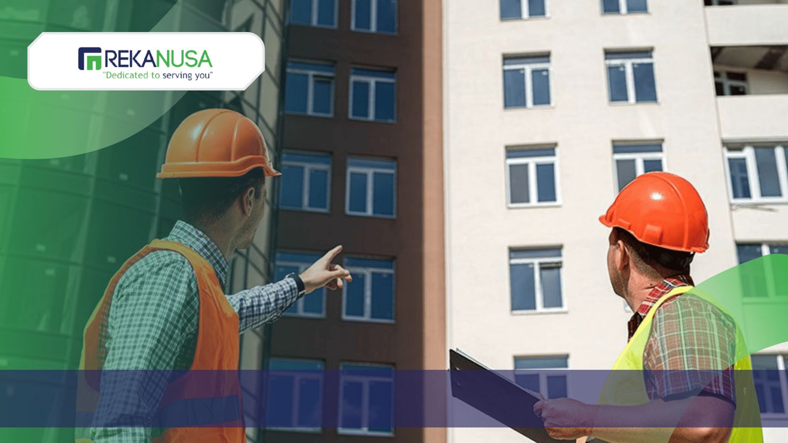 Dua orang insinyur atau pekerja konstruksi mengenakan rompi keselamatan dan helm proyek berwarna oranye sedang berdiri di depan gedung bertingkat. Salah satu insinyur menunjuk ke arah struktur bangunan sambil memegang papan klip. Di sudut kiri atas terdapat logo "REKANUSA".