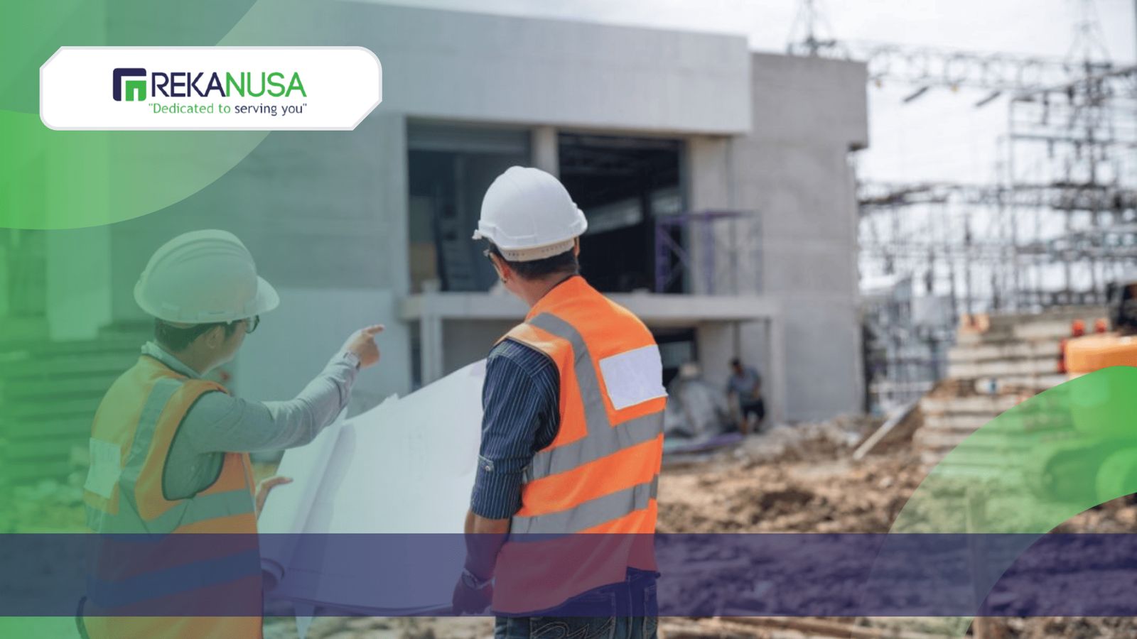 Dua insinyur konstruksi Rekanusa mengenakan helm putih dan rompi keselamatan sedang mendiskusikan gambar kerja (blueprint) di area proyek bangunan yang sedang dibangun.