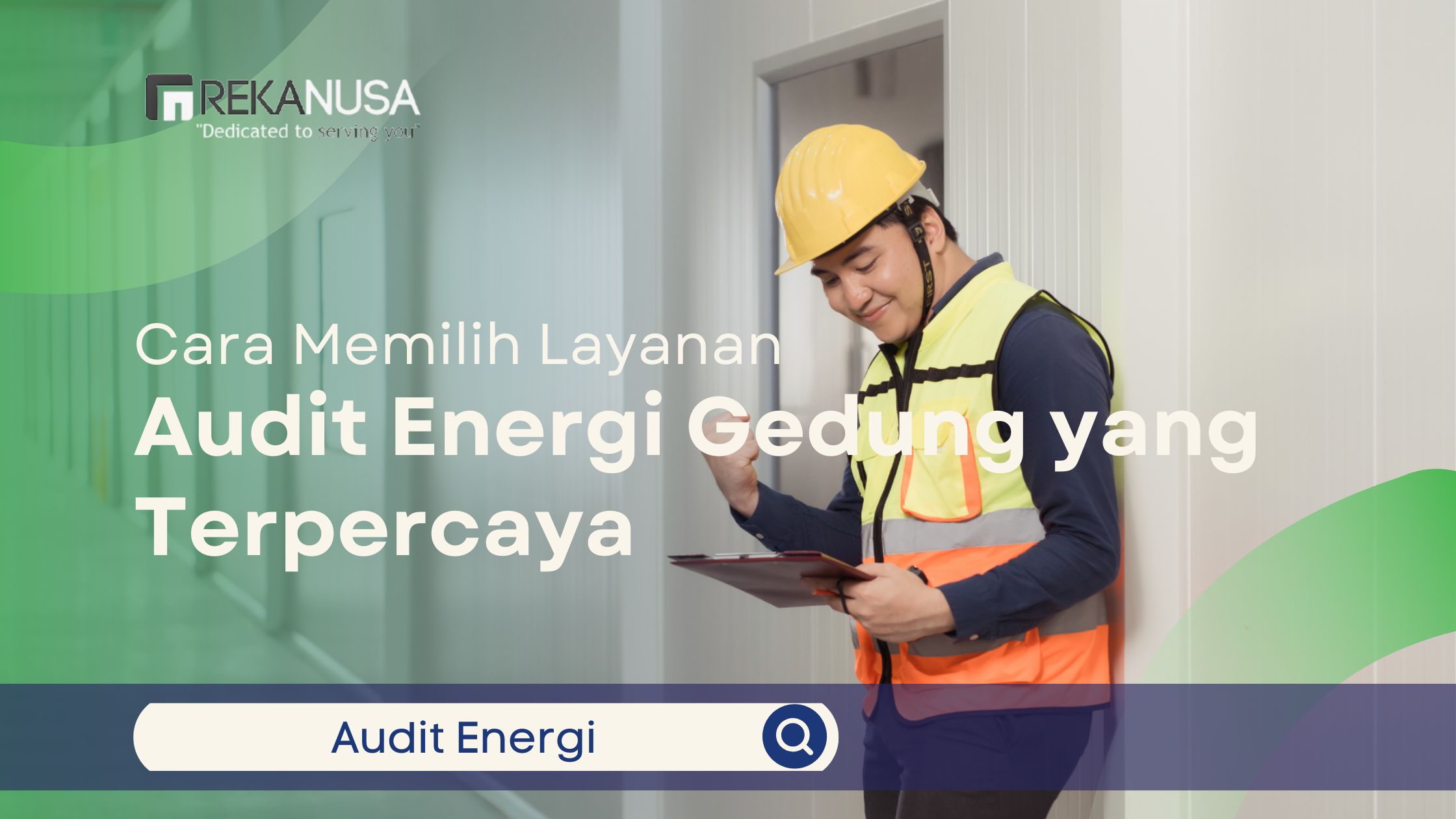 Teknisi melakukan audit energi gedung sambil memeriksa data menggunakan tablet