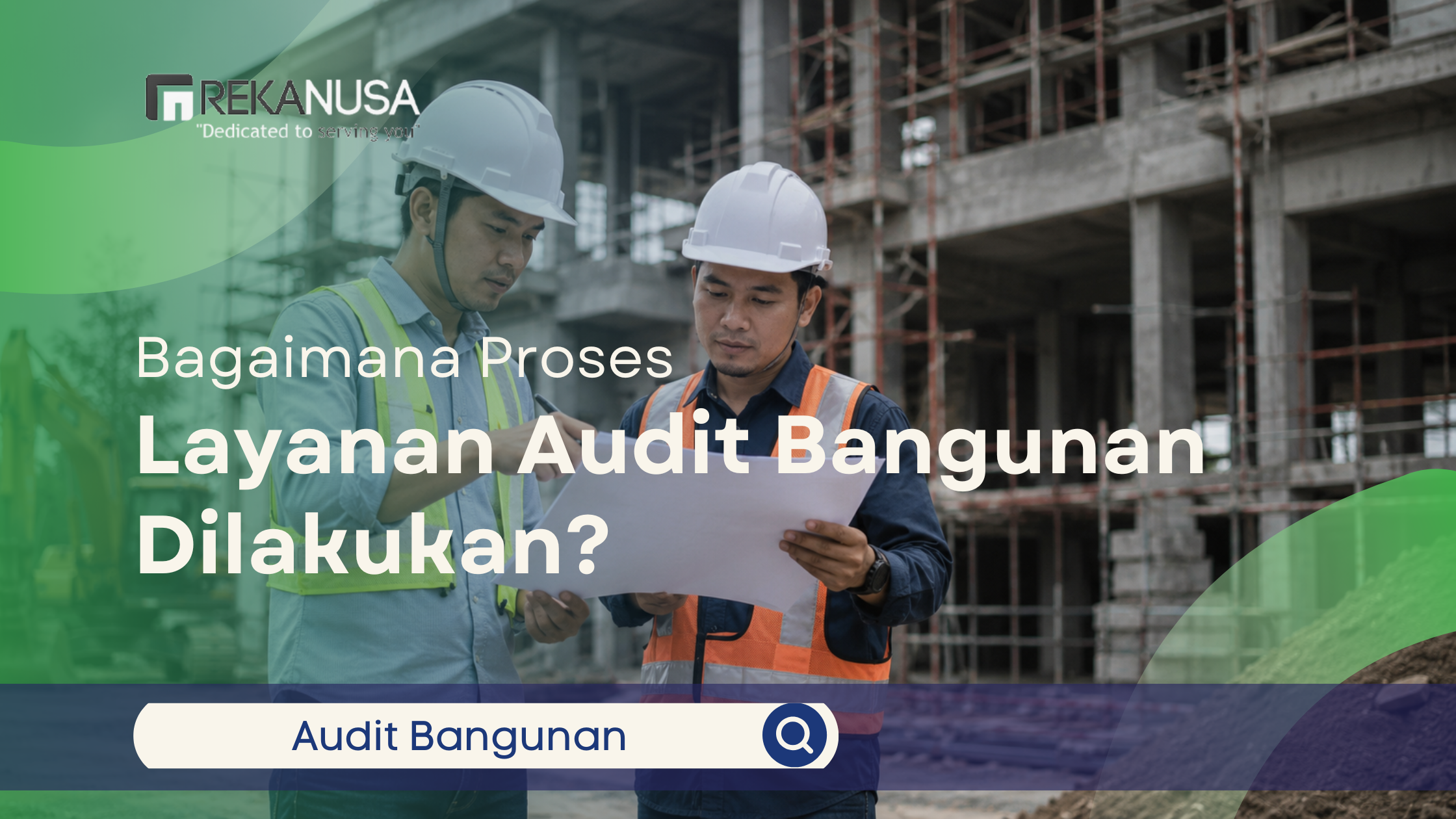 Tim audit bangunan memeriksa dokumen teknis dan blueprint proyek konstruksi gedung bertingkat di area pembangunan.