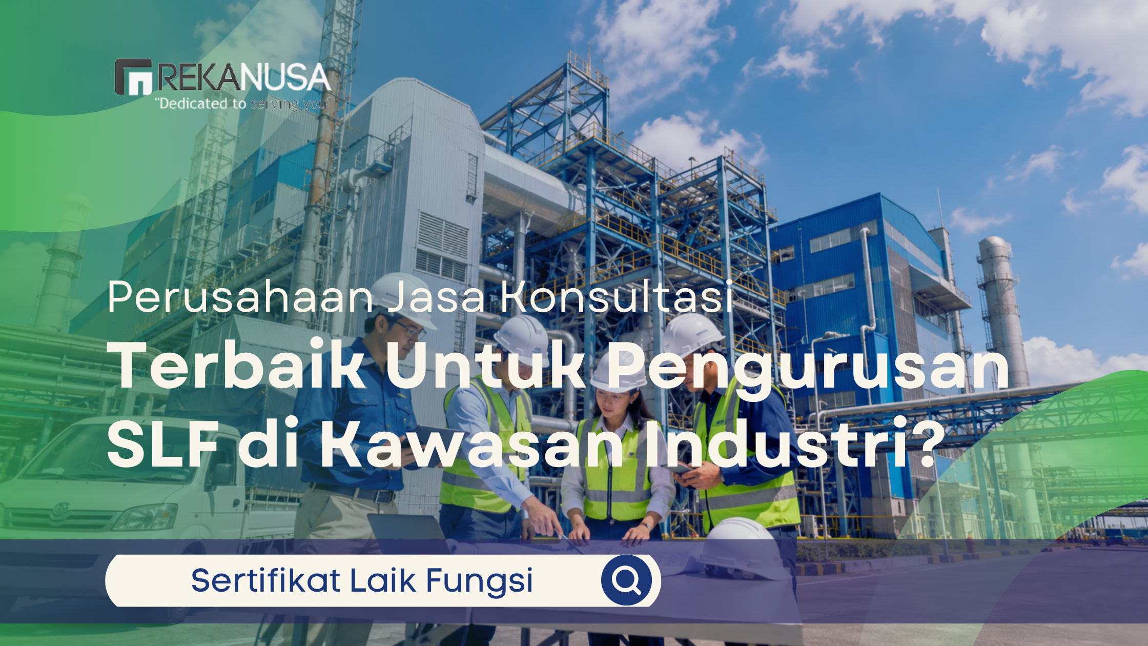 Tim ahli teknik mengenakan helm keselamatan dan rompi proyek sedang melakukan inspeksi di depan kompleks pabrik industri, dengan logo Rekanusa dan teks "Perusahaan Jasa Konsultasi Terbaik Untuk Pengurusan SLF di Kawasan Industri?"
