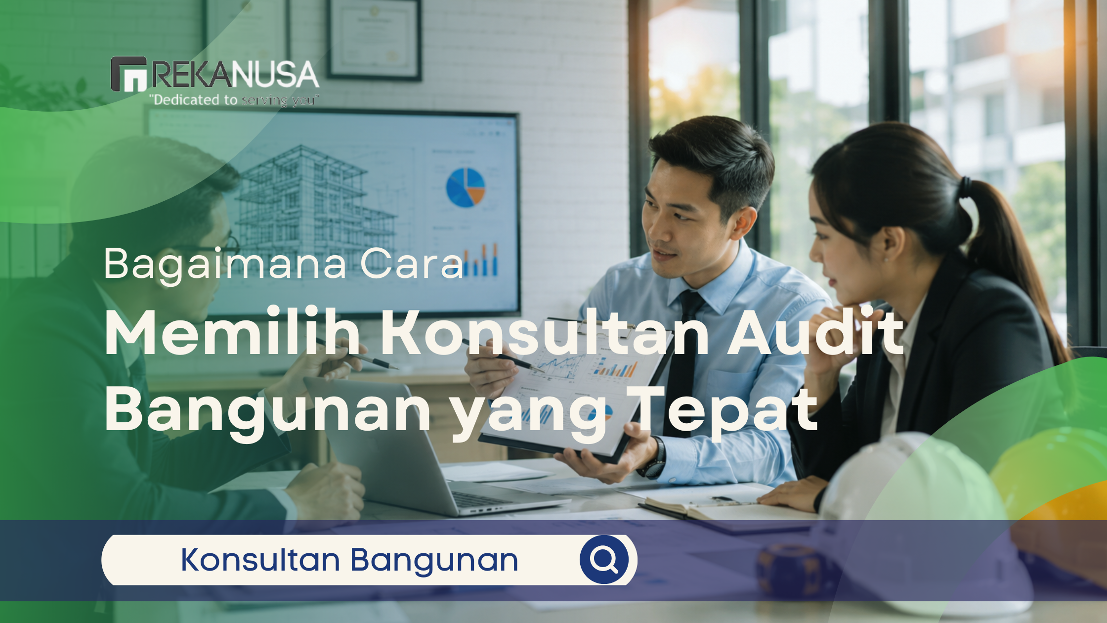 Konsultan audit bangunan yang tepat sedang berdiskusi dan meninjau struktur gedung.