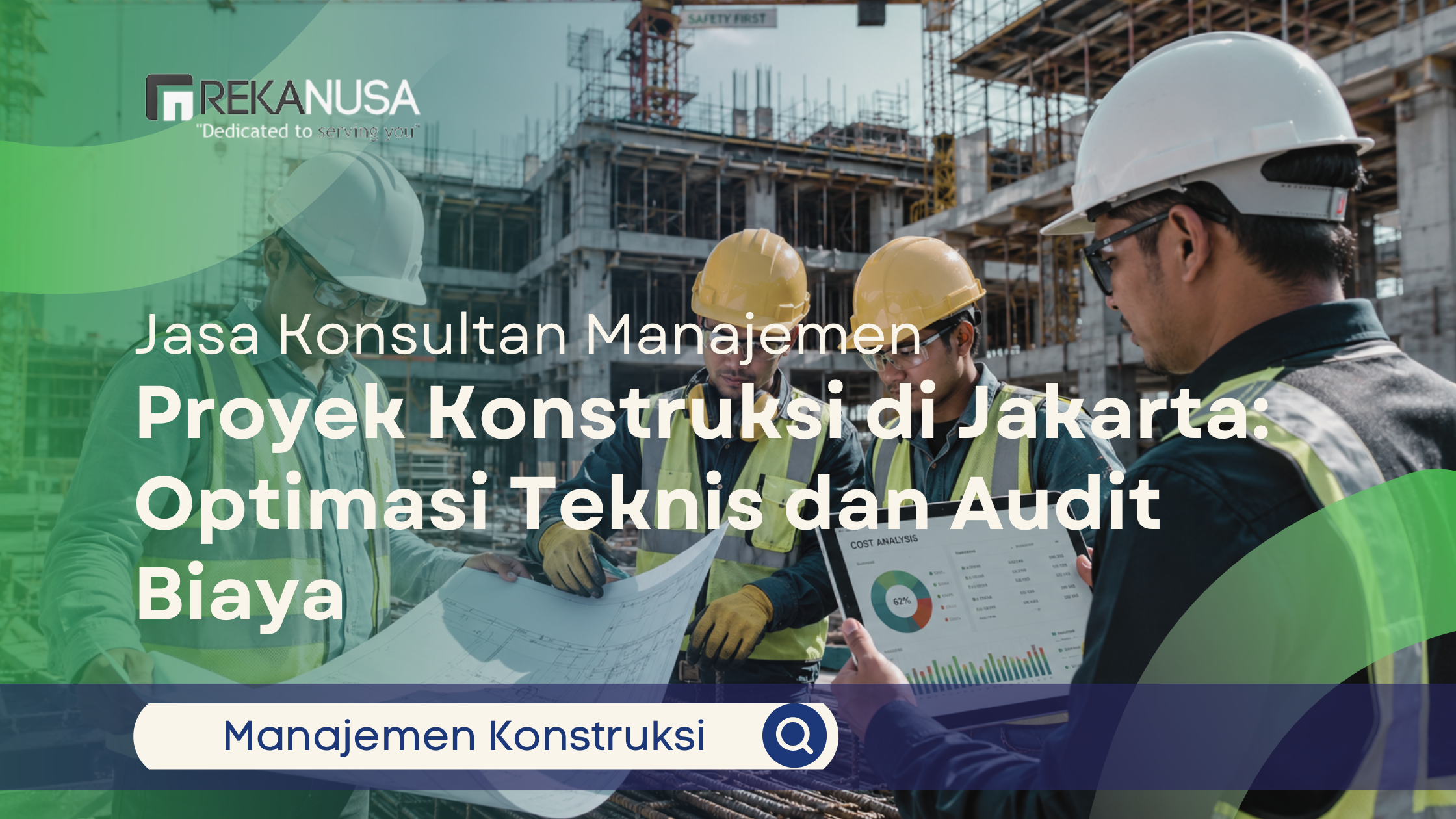 Empat tenaga ahli konstruksi mengenakan helm proyek dan rompi keselamatan sedang berdiskusi meninjau cetak biru (blueprint) dan tablet analisis biaya di lokasi pembangunan gedung, dengan logo Rekanusa.