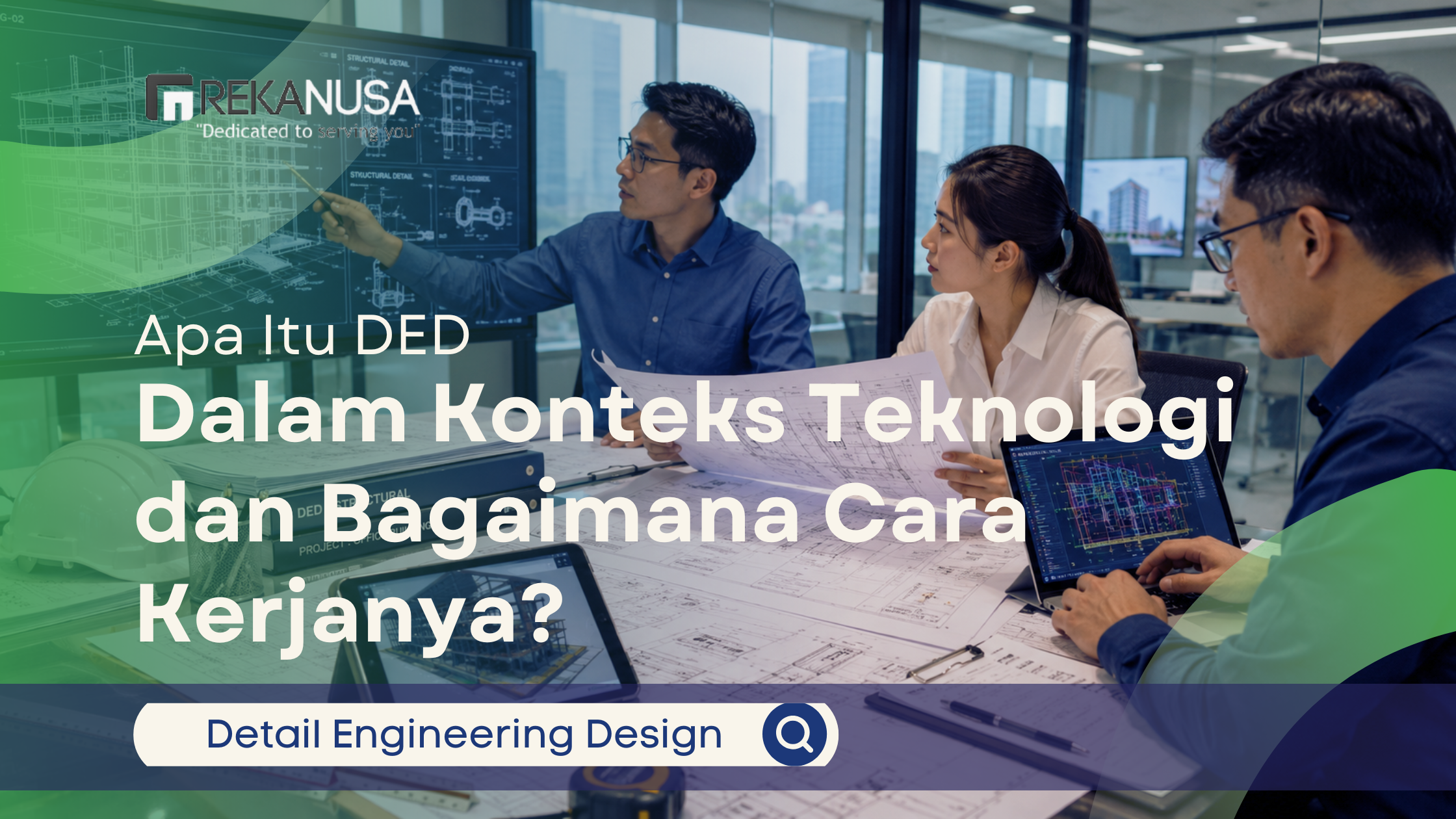Tiga orang profesional di kantor konsultan teknis, satu orang menunjuk gambar struktur pada monitor besar, yang lain memeriksa cetak biru dan menggunakan laptop, di bawah judul "Apa Itu DED Dalam Konteks Teknologi dan Bagaimana Cara Kerjanya?".