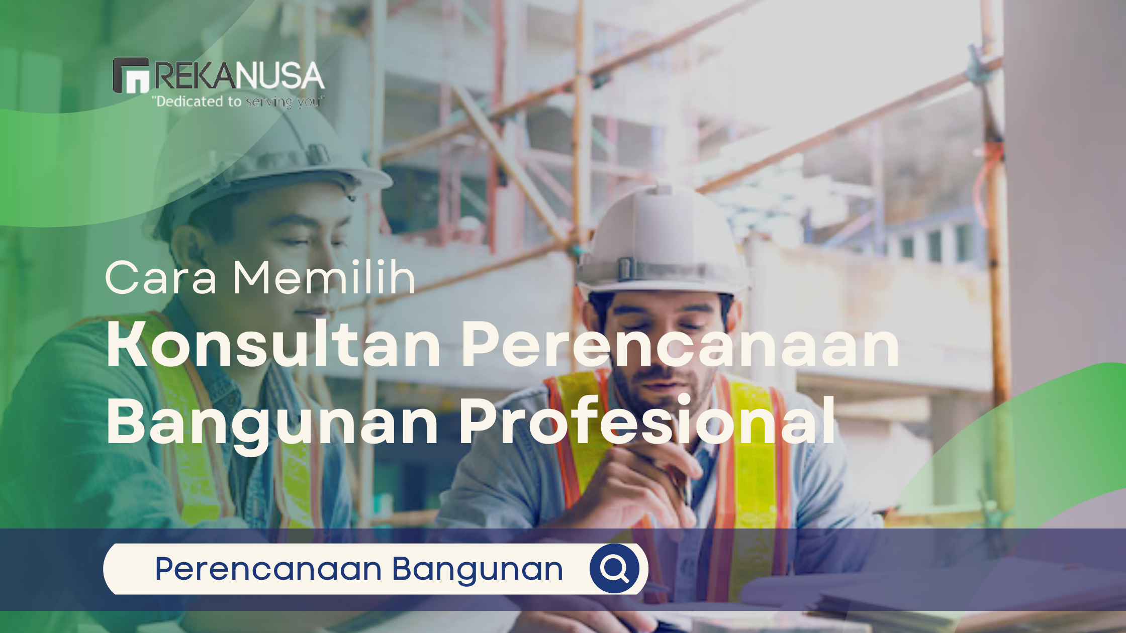 : Dua arsitek atau insinyur mengenakan helm proyek putih dan rompi reflektif sedang meninjau dokumen di lokasi konstruksi, dengan logo Rekanusa dan teks panduan memilih konsultan perencanaan.