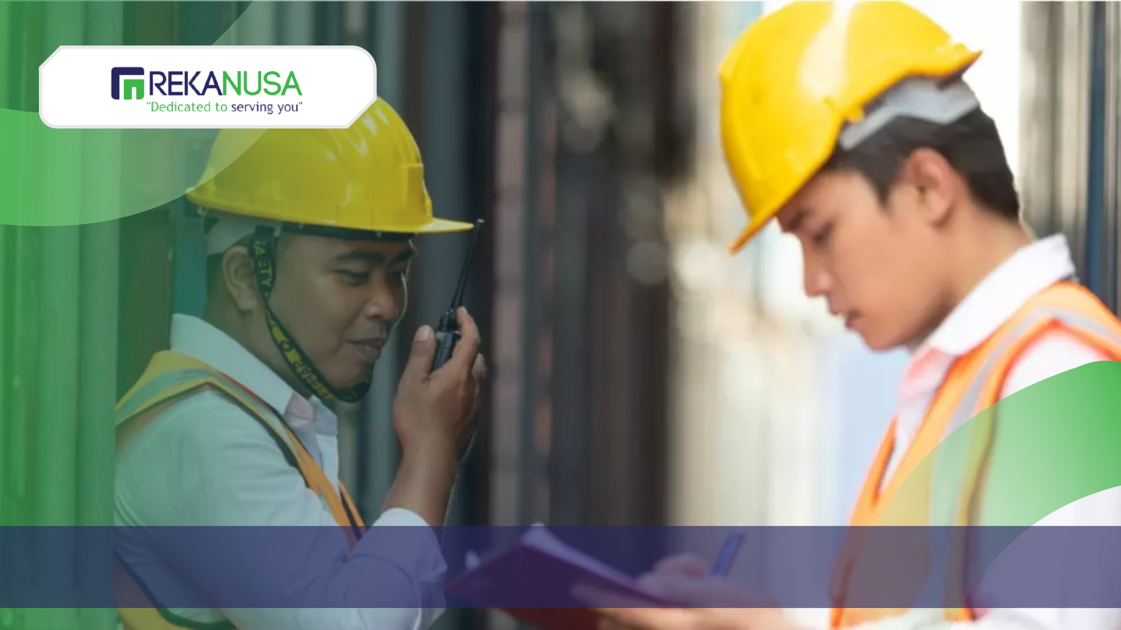 Dua orang tenaga ahli konstruksi dengan helm kuning dan rompi safety sedang berkoordinasi di lapangan; satu orang berbicara melalui walkie-talkie dan rekan di sebelahnya mencatat data teknis pada papan klip