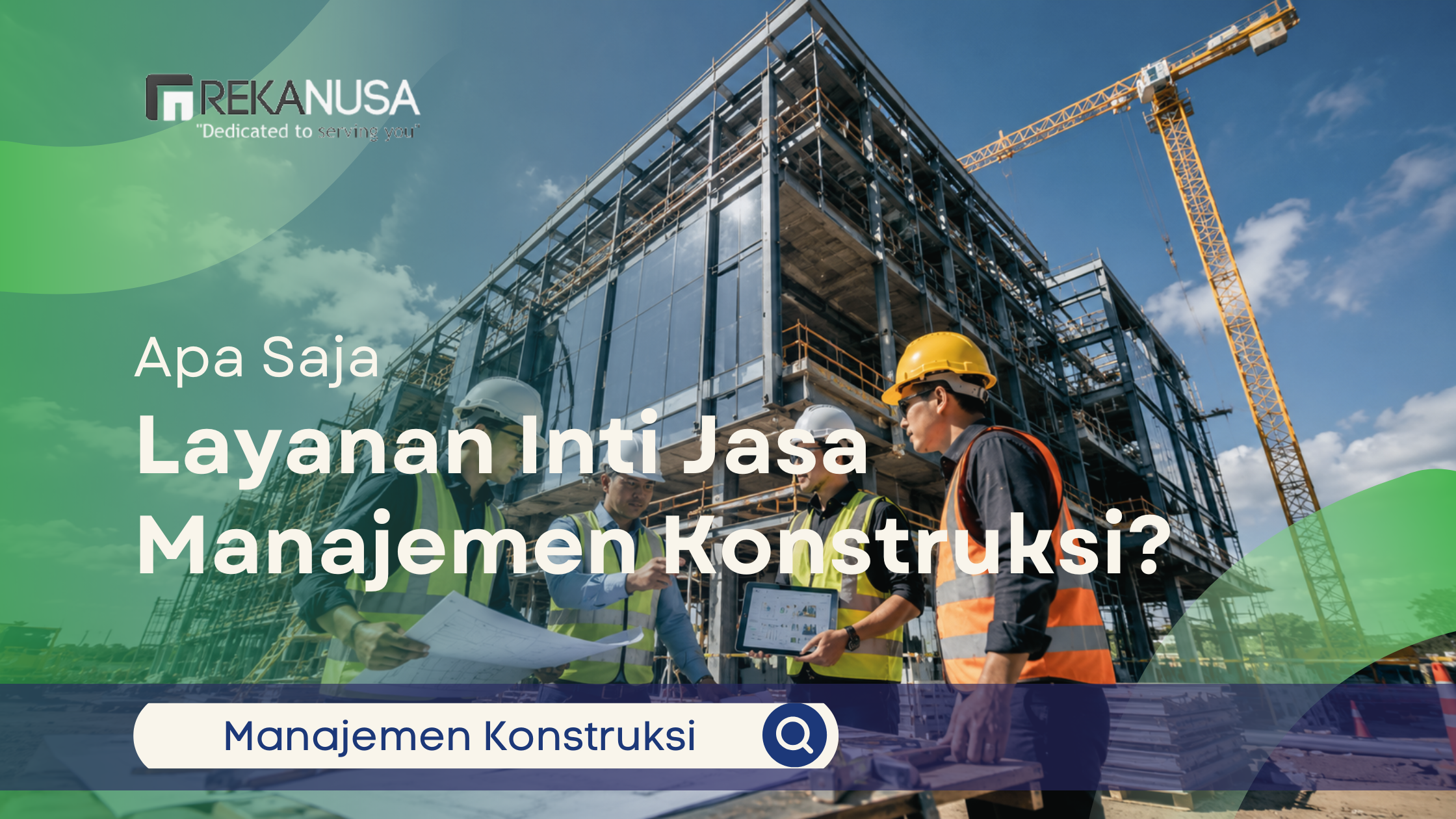 Empat tenaga profesional konstruksi mengenakan helm proyek dan rompi keselamatan sedang berdiskusi di lokasi pembangunan gedung bertingkat, dengan satu orang menunjukkan data pada tablet sementara yang lain memegang dokumen teknis