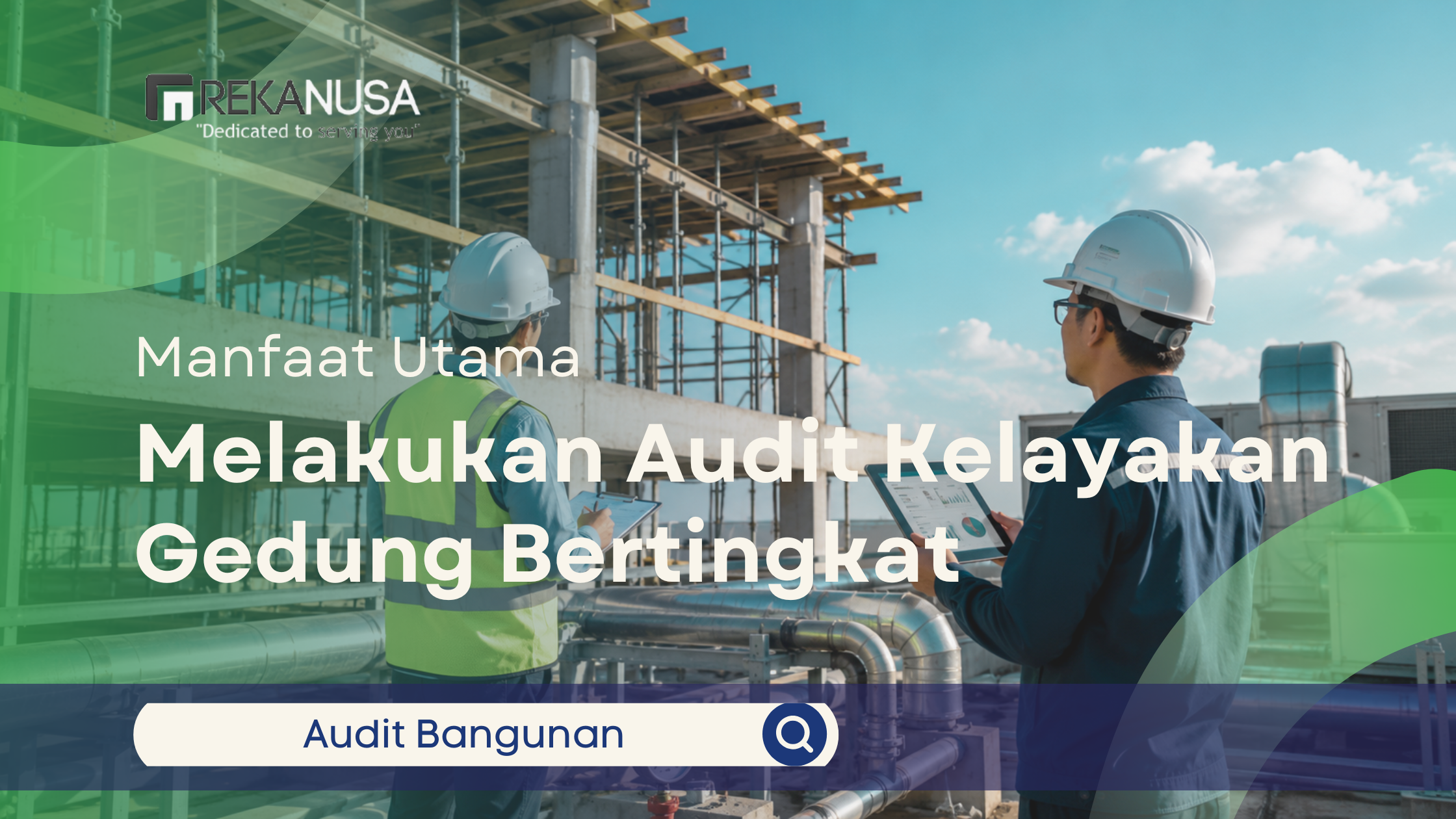 Tim auditor bangunan melakukan inspeksi dan evaluasi kelayakan gedung bertingkat menggunakan perangkat digital pada area konstruksi modern.