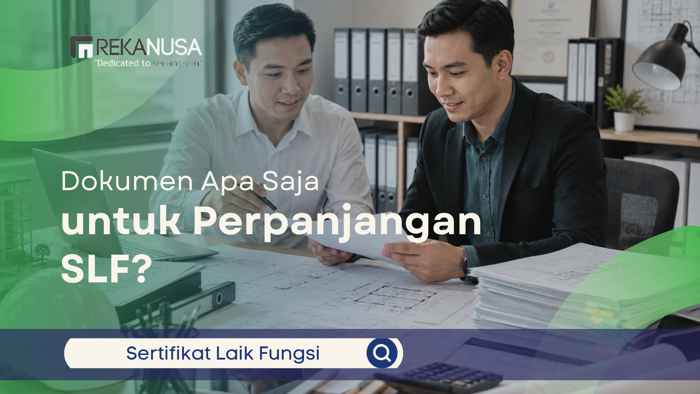 Ilustrasi konsultasi dokumen perpanjangan SLF dengan dua profesional membahas gambar teknis, dokumen bangunan, dan rencana legalitas gedung di kantor.