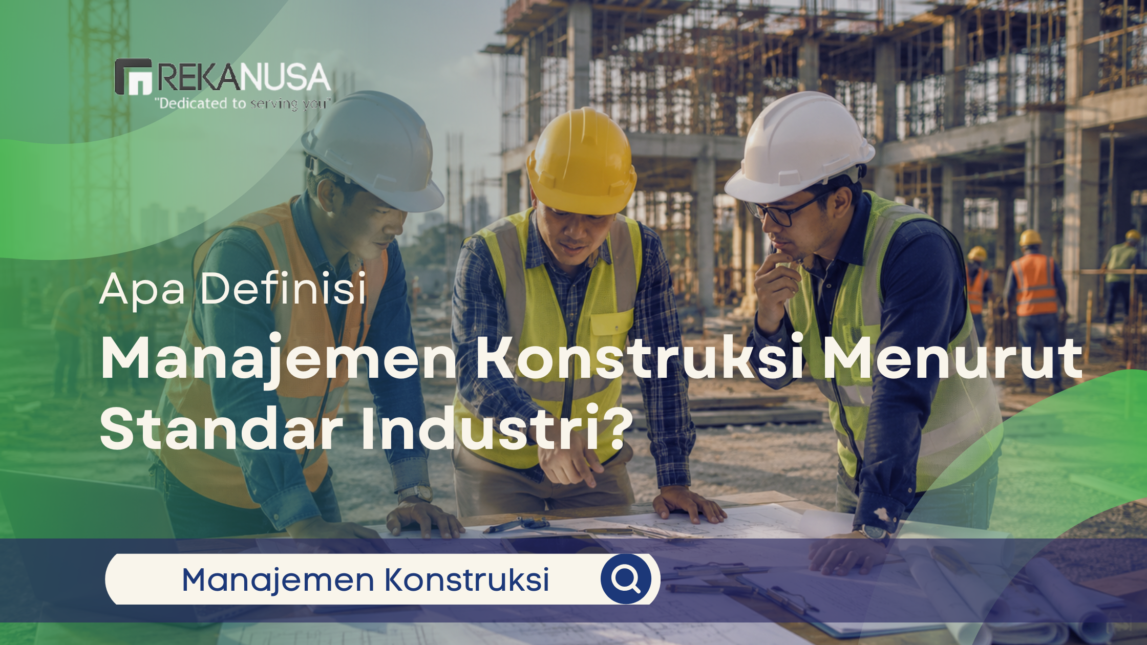 Ilustrasi manajemen konstruksi dengan tim insinyur meninjau gambar kerja di lokasi proyek pembangunan untuk memastikan pelaksanaan sesuai standar industri.